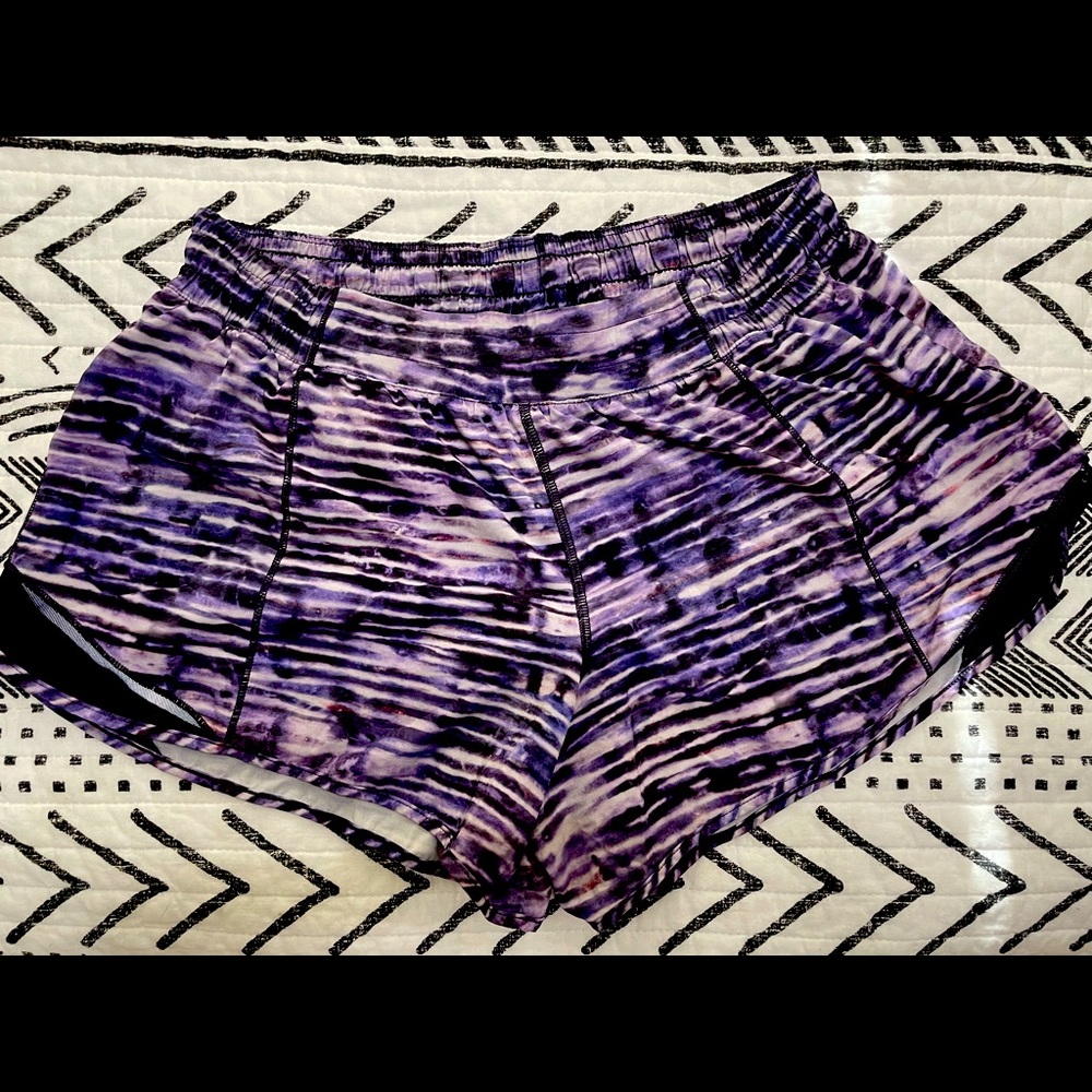 Lululemon -low rise Hotty hot shorts 2.5 in